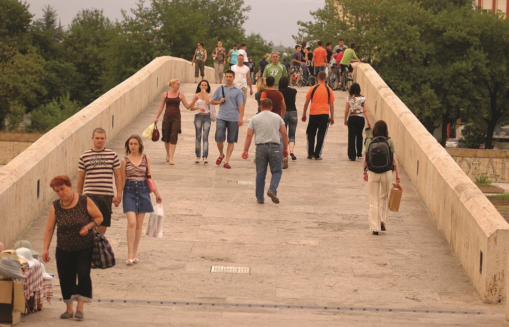 Taş Köprü'den geçen insanlar