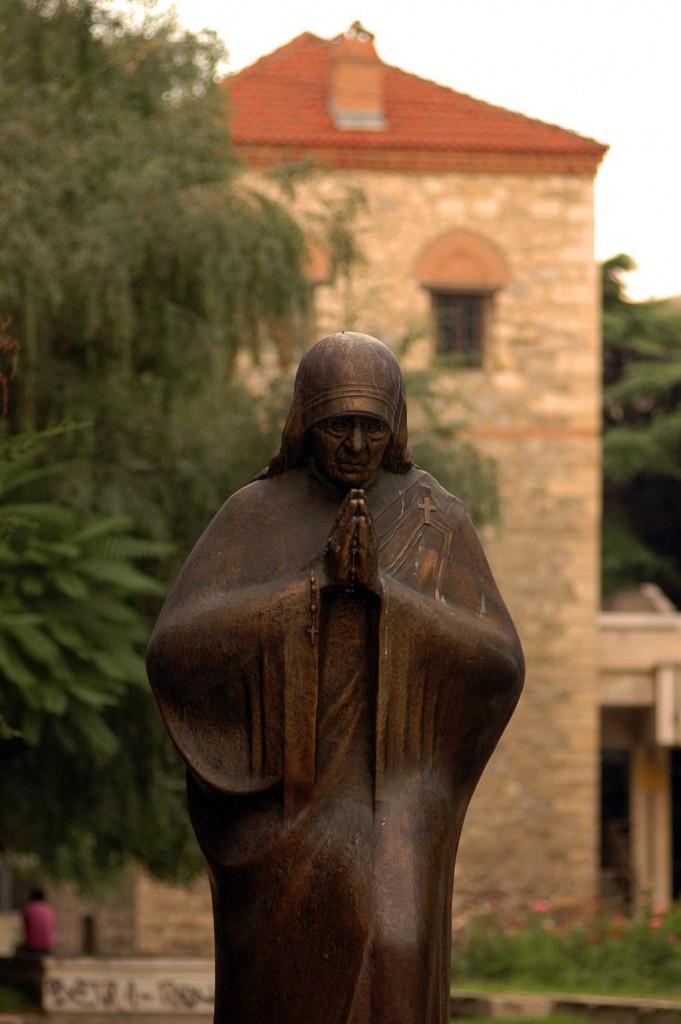 Mother Teresa anıti