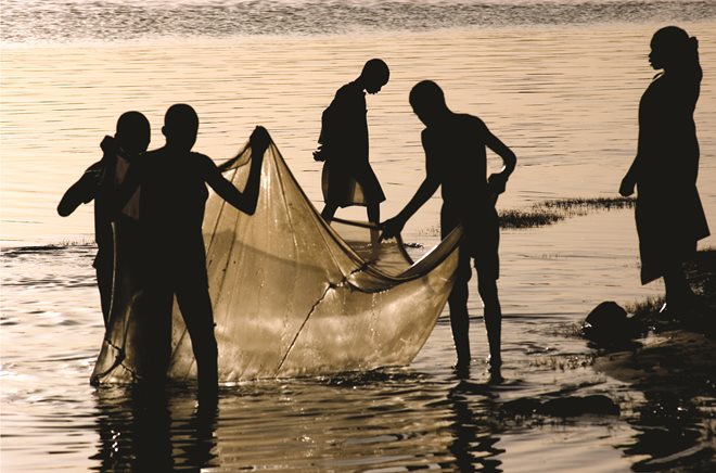 Nijer nehrinde balıkçı çocuklar