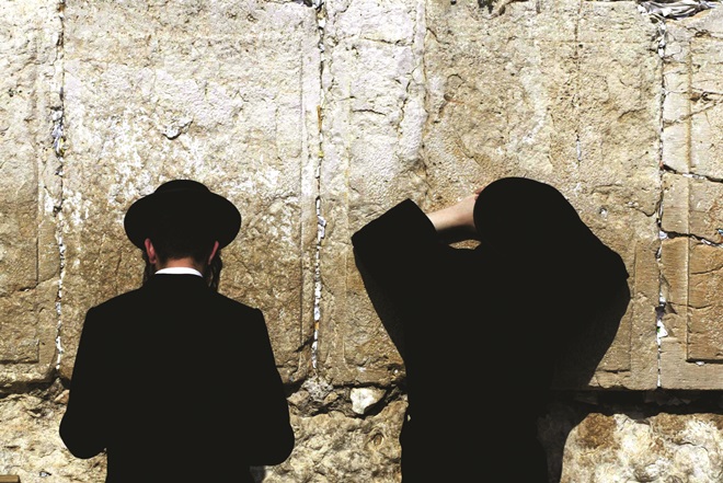 Ağlama Duvarı’nda iki Yahudi