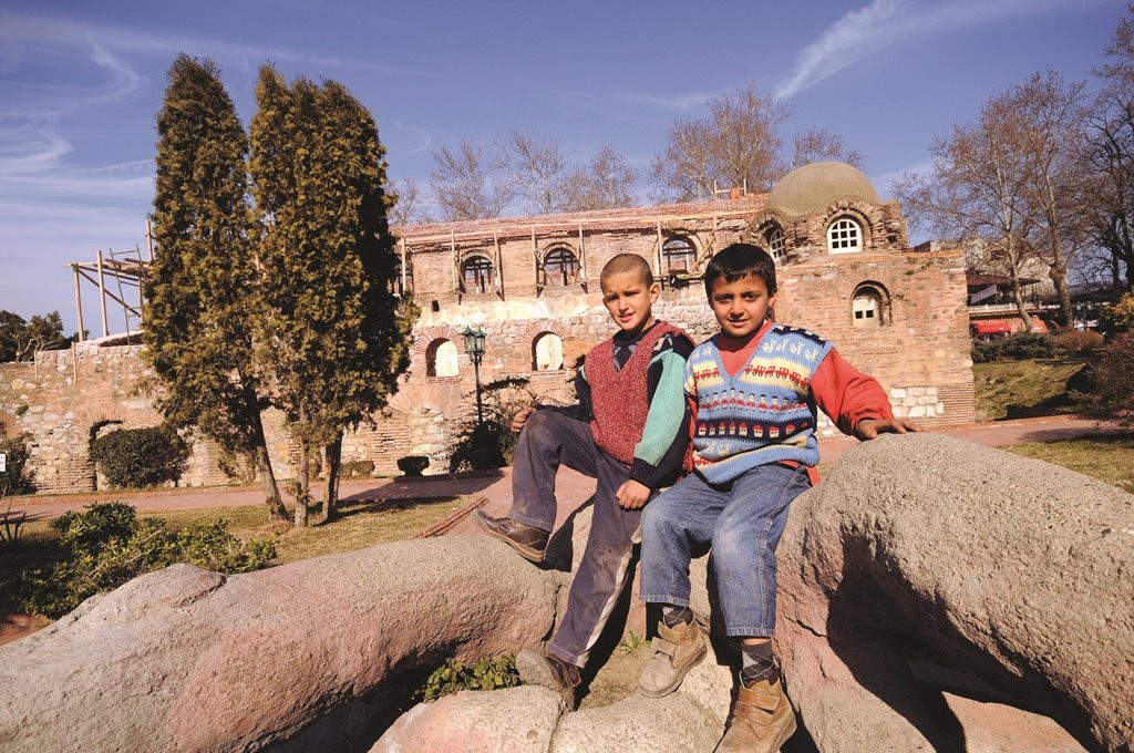 Restorasyonu yapılan Ayasofya Müzesi önünde çocuklar