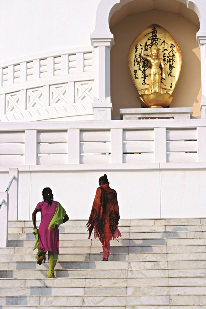 Nepalliler, en meşhur hemşehrilerini (Buda) bembeyaz mermerlerden yalınayak çıkarak selamlarlar